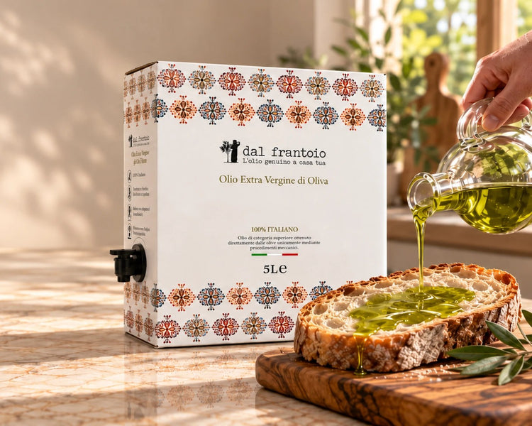 La Bag-in-Box Dal Frantoio da 5 litri con il rubinetto nero, in cucina, con pane e olio