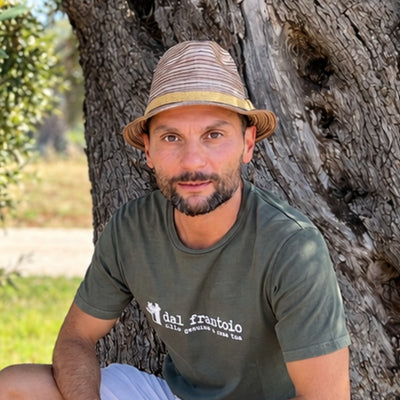 Giovanni sotto un ulivo secolare